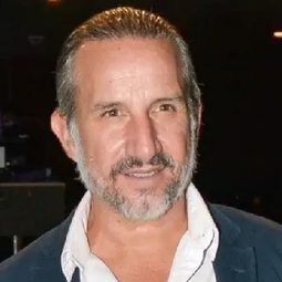 Plutarco Haza 飾演 Horacio