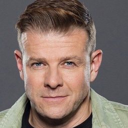 Iván Kamarás - Glass Tiger 3演員 飾演Dr. Csopaki