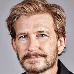 Bill Brochtrup 飾演 Lindus