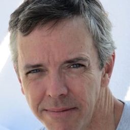 Jim Fyfe 飾演 Stuart