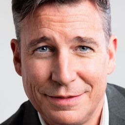 Markus Oberhauser 飾演 Captain