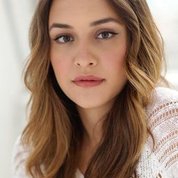 Anamari Mesa 飾演 Ani