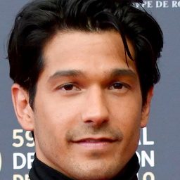 Vinnie Dargaud 飾演 Léo