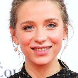 萊娜·克倫克 飾演 Lena