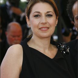 Valérie Benguigui 飾演 Sophie