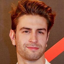 Mario Marzo 飾演 Carlos