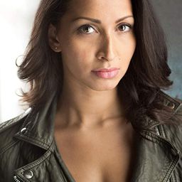 Jade Asha 飾演 Flirty girl