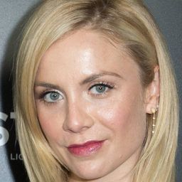 Alex McKenna 飾演 Eve