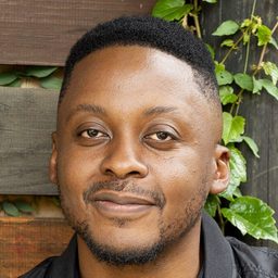 Mpho Osei Tutu 飾演 Hotel Receptionist