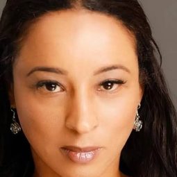 Eliane Reis 飾演 Angie