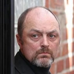 Ron Bottitta 飾演 Tattered Caroler / Well Dressed Caroler (voice)