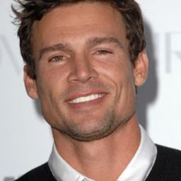 艾森·艾瑞克斯 飾演 Louis/Dorian