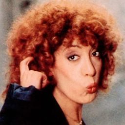 Athina Cenci 飾演 Raimonda / madre di Saverio