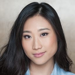 Tina Jung 飾演 Ms. Gardner