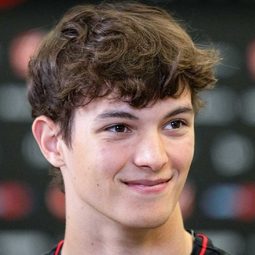 Oliver Bearman - 新秀就位：賓士賽車手基米安東內利演員 飾演Self (uncredited)