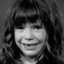 Ainet Jounou 飾演 Iris