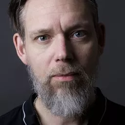 Harald Lönnbro 飾演 Henrik