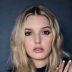 凱特琳·伯納德 飾演 Abigail