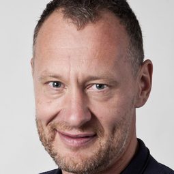 Nikolaj Frobenius - 大多數人生活在中國編劇