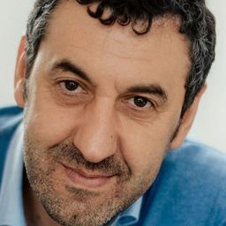 Raymond Tarabay 飾演 Hakim