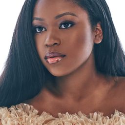 Riele Downs 飾演 Riele / Vanessa