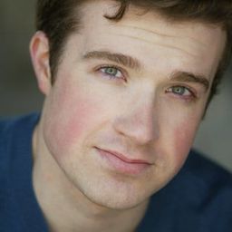 Drew Seltzer 飾演 Ray