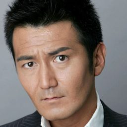 江原シュウ 飾演 