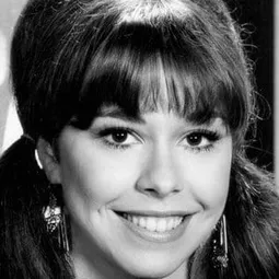 Elaine Giftos 飾演 Charlotte Sanders