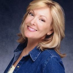 De'Ann Power 飾演 Chan's Girlfriend / Woman in Ninja Suit