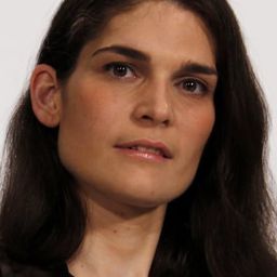 Tania Lamata 飾演 Asistente Funeral