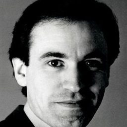 Robin Houston 飾演 