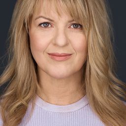 Stephanie Wolfe 飾演 Dianne