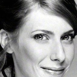 Elena Roger 飾演 Cocó (Voz en Off)