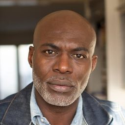 艾洛克·艾伯納尼 飾演 Adama