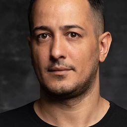 Sarp Apak 飾演 Serhan