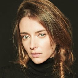 Murielle Huet des Aunay 飾演 Chloé