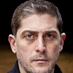 George Lasha 飾演 Giorgi