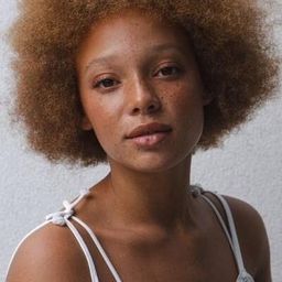 Lisa Do Couto Texeira 飾演 Chloé Pascal