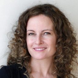 Gabrielle Lopes - 父親的椅子演員 飾演Mãe de Levy