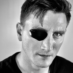 Jason Trost 飾演 Hamilton