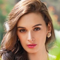 艾芙琳·夏馬 飾演 Irina