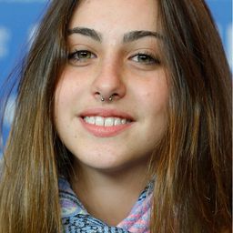 Luana Nastas - 我依然在此演員 飾演Helena Gasparian