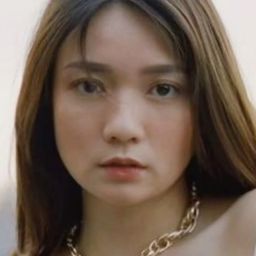 史黛拉·科奈利亞 - Toko Barang Mantan演員 飾演Ayu