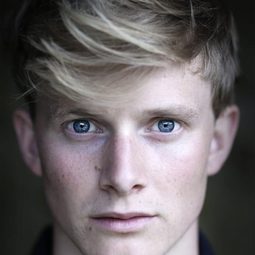 Harry Lister Smith - 沙丘魔蟻演員 飾演Brian