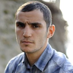 Mourad Frarema - 艾莉絲的闇影謎情演員 飾演Flic 1 Monceau