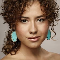 Dora Madison 飾演 Dora