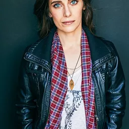 Sally Hughes 飾演 Christine