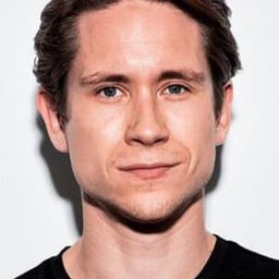 米哈爾·邁耶 飾演 'Pająk'