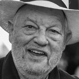 Peter Berling 飾演 Opera Manager