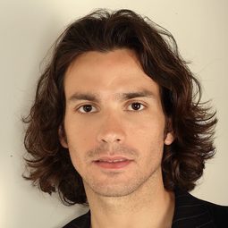 聖地牙哥·卡布瑞拉 飾演 